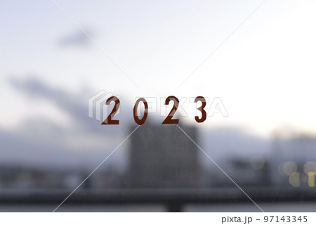 【背景素材】街の眺めと2023年の文字 97143345