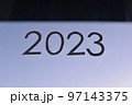 【背景素材】空と2023年の文字 97143375
