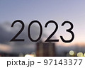 【背景素材】空の眺めと2023年の文字 97143377