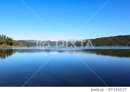 初冬の青空の余呉湖と雪の三国岳 初冬の青空の余呉湖と雪の三国岳 97143527