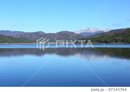 初冬の青空の余呉湖と雪の三国岳 初冬の青空の余呉湖と雪の三国岳 97143764