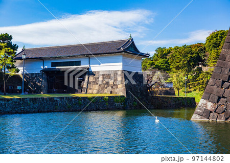 秋の東京　皇居外苑　桜田門（渡櫓門） 97144802