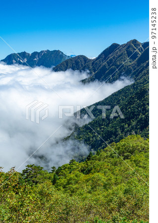 長野県の北沢峠から甲斐駒ヶ岳登山：鳳凰三山の地蔵ヶ岳オベリスクと雲海 97145238