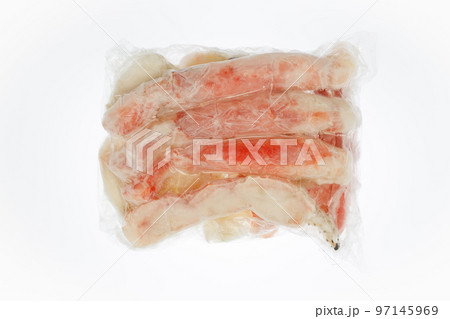 白背景の冷凍タラバガニの真空パック 97145969
