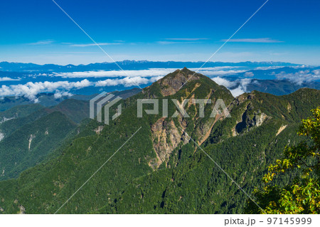 長野県の北沢峠から甲斐駒ヶ岳登山：駒津峰から見る鋸岳 97145999