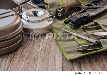 アウトドア 登山 キャンプ道具 木目背景素材 97146129