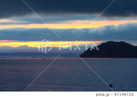 朝靄の奥琵琶湖の日の出と竹生島 97146720