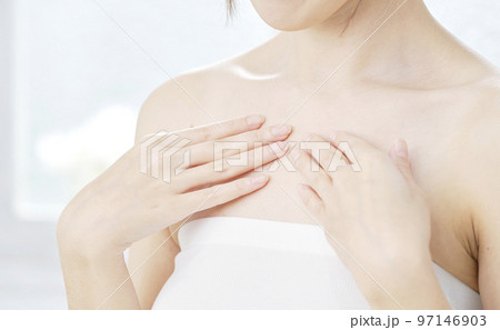 胸元をケアする女性　顔無し 97146903