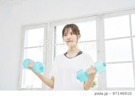 家で筋トレをする女性 家で筋トレをする女性 97146910