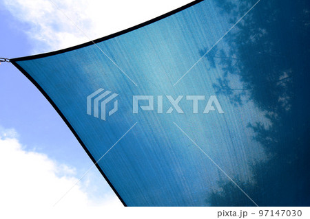 イベント会場に張られた日除けのタープ（屋根） 97147030