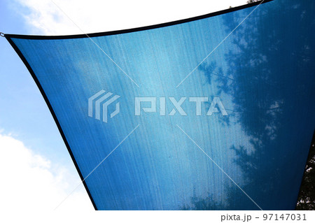 イベント会場に張られた日除けのタープ（屋根） 97147031