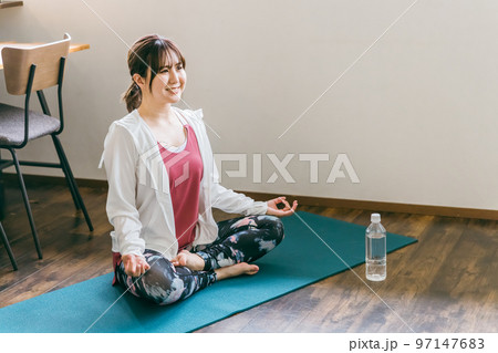 家でヨガ・ヨーガ・ストレッチをするアジア人女性（ムドラー） 97147683