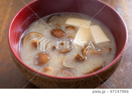 とても美味しい日本の一般家庭のなめこ汁 97147966