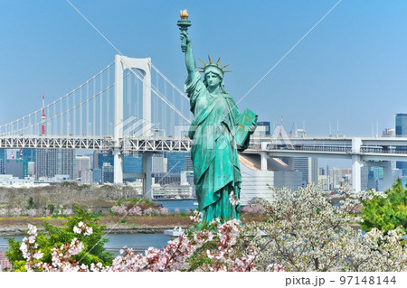 お台場海浜公園に咲く桜と自由の女神とレインボーブリッジコラボ お台場海浜公園に咲く桜と自由の女神とレインボーブリッジコラボ 97148144