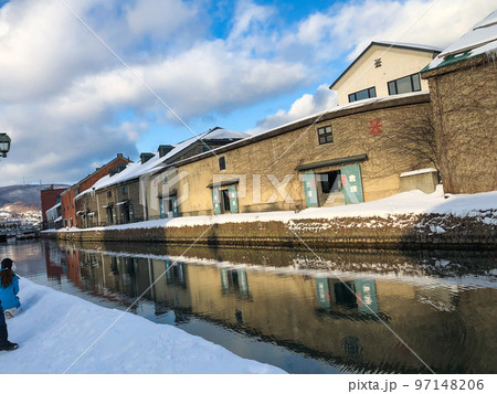 北海道小樽市の冬の小樽運河の赤レンガ倉庫 97148206