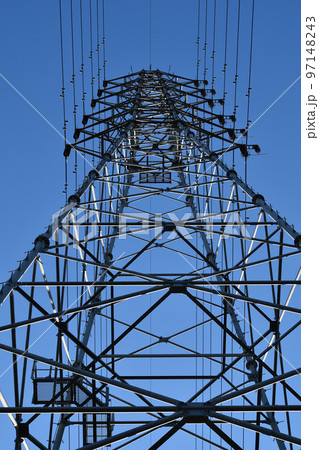 青空にそびえ立つ鉄塔 97148243