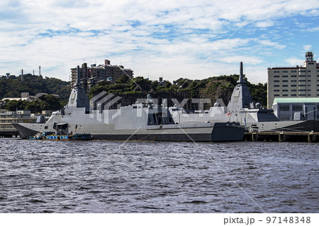 海上自衛隊横須賀基地に停泊するステルスイージス護衛艦くまの 97148348