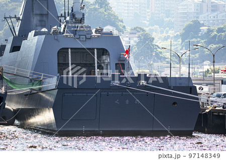 海上自衛隊横須賀基地に停泊するステルスイージス護衛艦くまの 海上自衛隊横須賀基地に停泊するステルスイージス護衛艦くまの 97148349