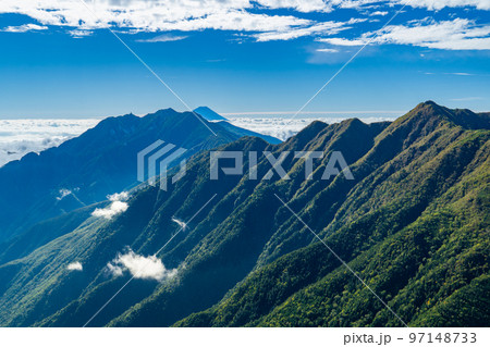 長野県の北沢峠から甲斐駒ヶ岳登山：アサヨ峰と鳳凰三山と富士山 97148733