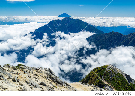 長野県の北沢峠から甲斐駒ヶ岳登山：鳳凰三山と富士山と雲海 97148740