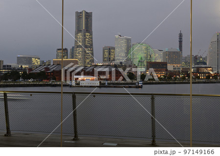 大桟橋国際客船ターミナルから望む　みなとみらいの夜景 97149166