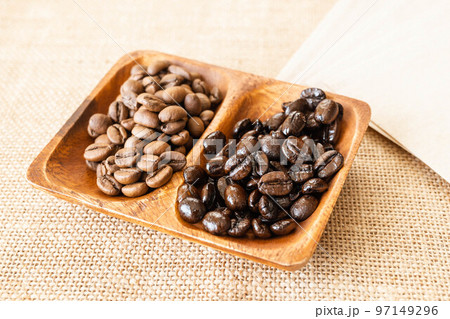 木の器に入ったコーヒー豆 97149296