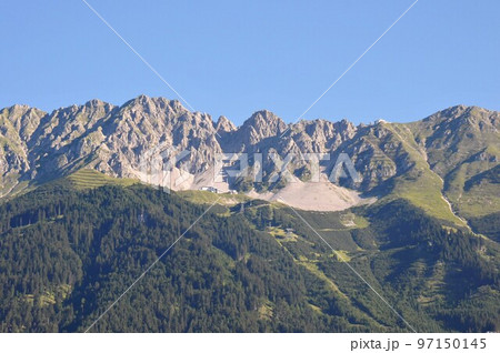 オーストリア、インスブルック、旧市街から見たノルトケッテ連峰 97150145