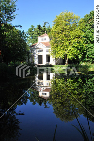 オーストリア、インスブルック、王宮庭園(ホーフガルテン)の池 オーストリア、インスブルック、王宮庭園(ホーフガルテン)の池 97150146