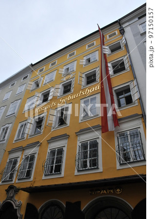 オーストリア、ザルツブルク、ゲトライデガッセ、モーツァルトの生家 97150157