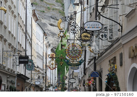 オーストリア、ザルツブルク、ゲトライデガッセの商店の看板 97150160