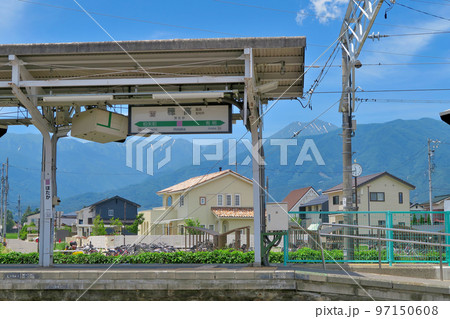 信州・穂高駅・登山や観光気分を盛り上げる、日本アルプスを望む単線のホームの眺め・長野県安曇野市(2) 97150608