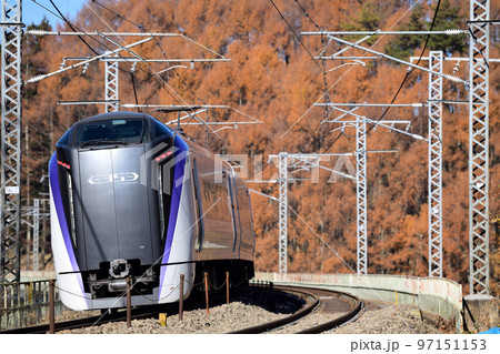 紅葉の森を背景に走る中央線特急あずさ号 97151153