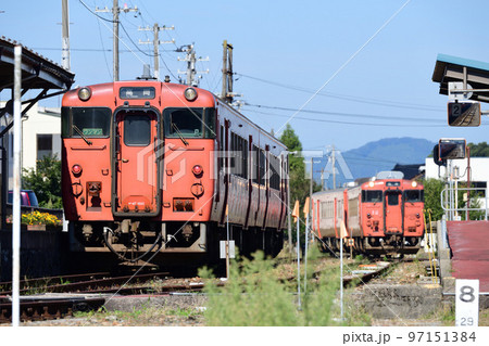 城端駅を行き交う城端線の列車 城端駅を行き交う城端線の列車 97151384