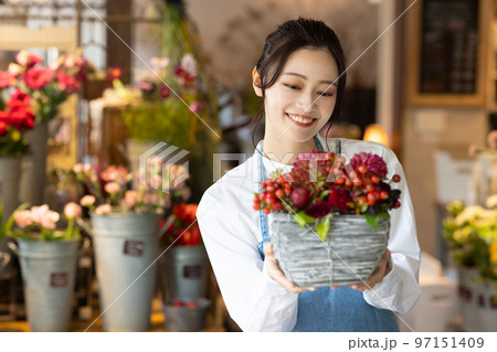 花屋で働くきれいな女性 97151409
