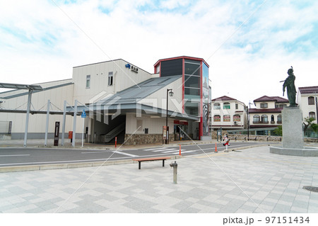 JR琵琶湖線　安土駅北口の駅舎と駅前の風景　滋賀県近江八幡市 97151434