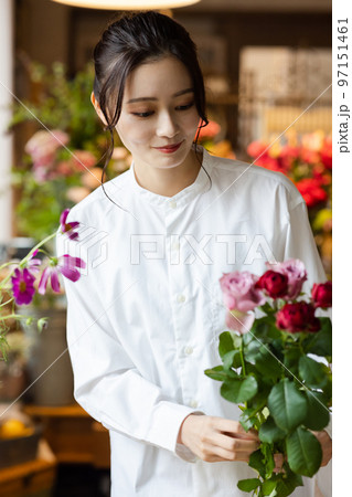 花屋で働くきれいな女性 97151461