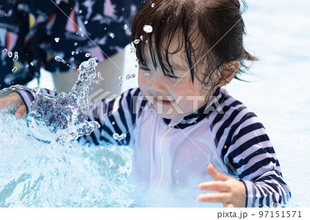 プールで遊ぶ幼児 プールで遊ぶ幼児 97151571