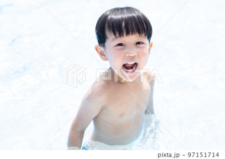 プールで遊ぶ幼児 プールで遊ぶ幼児 97151714