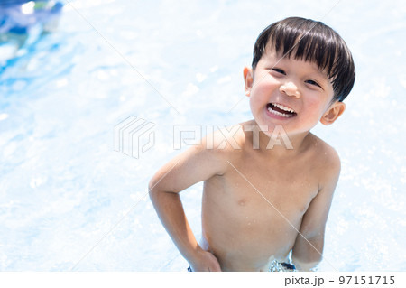 プールで遊ぶ幼児 97151715
