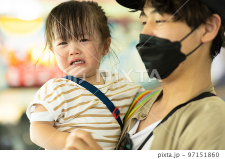 2歳の女の子とパパ 97151860