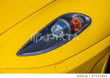 古い自動車のヘッドライト　Headlight of the old car 97152663