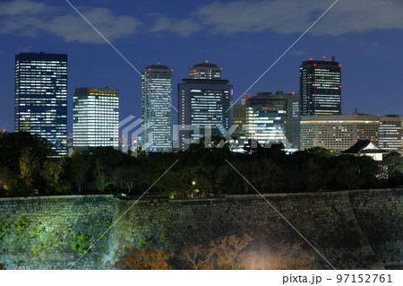 【大阪府】大阪ビジネスパークと大阪城公園の夜景 97152761