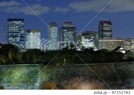 【大阪府】大阪ビジネスパークと大阪城公園の夜景 【大阪府】大阪ビジネスパークと大阪城公園の夜景 97152762