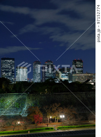【大阪府】大阪ビジネスパークと大阪城公園の夜景 97152774