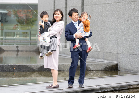 屋外で七五三の記念写真を撮るアジア人の家族 97153254
