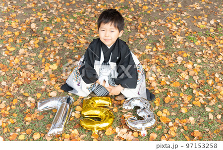 七五三で袴を着て記念写真を撮る日本人の5歳の男の子 97153258