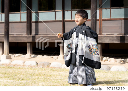 七五三で袴を着て記念写真を撮る日本人の5歳の男の子 七五三で袴を着て記念写真を撮る日本人の5歳の男の子 97153259