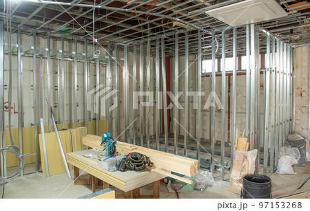 内装工事中の材料と道具 97153268