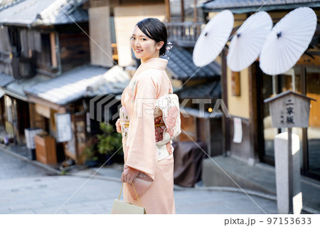 着物で京都を観光する女性 97153633
