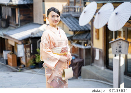 着物で京都を観光する女性 97153634